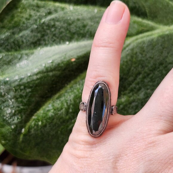 Harriet Ring / Vintage Sterling Silver Hematite Ring with Heart Engraved Band - Picture 2 of 12